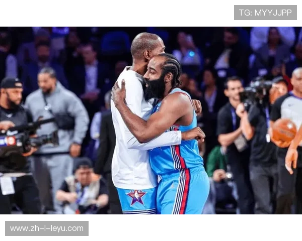 哈登怒砸更衣柜画面曝光:队友不敢说话 哈登怒砸更衣柜画面曝光:队友不敢说话